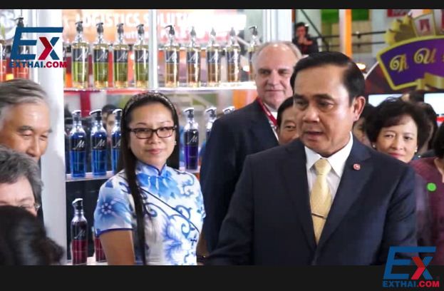 江西修水神茶实业有限公司董事长文燕在2015泰国曼谷亚洲世界食品展接受泰华网记者采访